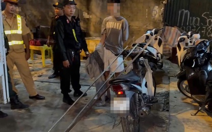 Hà Nội: Tạm giữ thanh niên mang nhiều hung khí tham gia giao thông