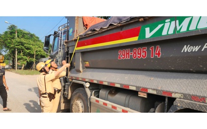 CSGT Hà Nội "đón lõng" gần công trình bắt xe "hổ vồ" chở đất quá tải 98%