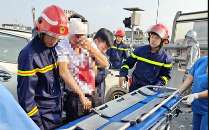 Cảnh sát cứu lái xe mắc kẹt trong cabin sau TNGT trên đường Vành đai 2 Hà Nội