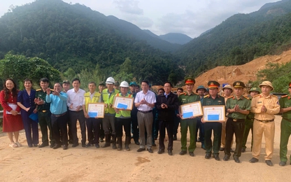 Trao quà, động viên công nhân, lái máy khắc phục sạt lở tuyến QL27C qua đèo Khánh Lê