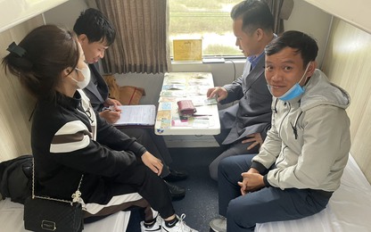 Nhân viên đường sắt liên tiếp trả lại tài sản cho khách đi tàu