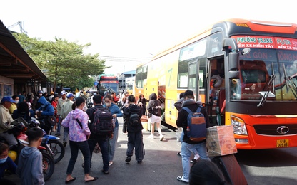 Người dân ùn ùn trở lại TP. HCM sau kỳ nghỉ Tết, các cửa ngõ ùn tắc