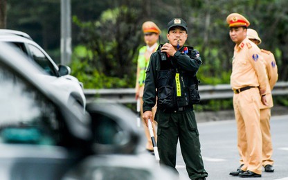 Liên ngành Công an căng mình điều tiết giao thông đón người dân trở lại Thủ đô