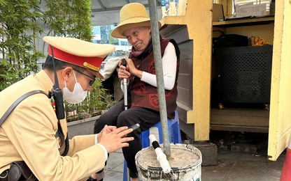 CSGT Hà Nội giúp cụ bà 84 tuổi bị lạc về với gia đình