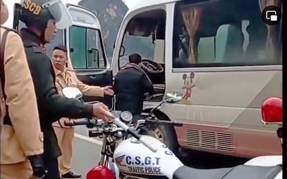 Tạm giữ tài xế ôtô khách chạy quá tốc độ, bỏ chạy và tông vào xe CSGT