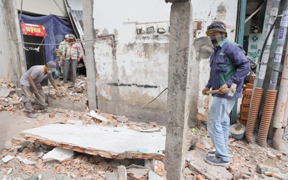 Người dân tự dỡ nhà bàn giao mặt bằng mở rộng đường vào sân bay Tân Sơn Nhất