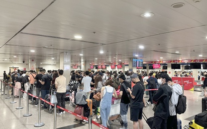 Nhiều chuyến bay bị chậm giờ, hủy chuyến tại sân bay Tân Sơn Nhất do thời tiết xấu