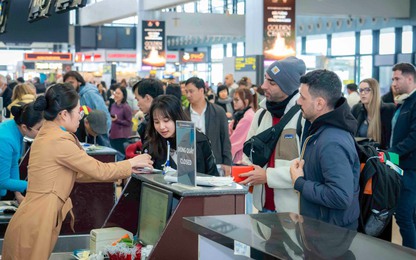 Nội Bài mở tối đa quầy thủ tục, máy soi chiếu phục vụ hơn 100 nghìn lượt khách ngày cao điểm Tết