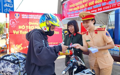CSGT tỉnh Đắk Lắk phát nước uống, đổ xăng "tiếp sức" người dân về quê đón Tết