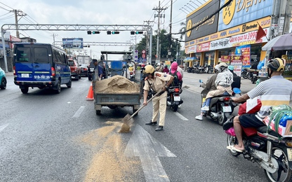 TP. HCM: CSGT dọn vết dầu loang đổ xuống đường khiến nhiều người bị té ngã