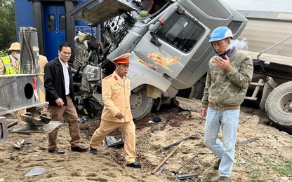 Video: Hiện trường xe tải băng qua đường sắt bị tàu hỏa hất văng