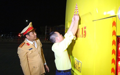 CSGT dán phản quang cho phương tiện, hướng dẫn lái xe phòng ngừa TNGT trên cao tốc