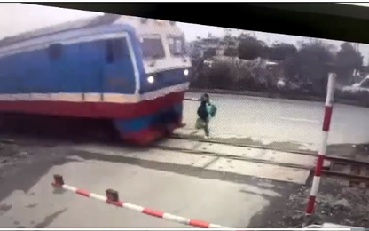 Clip: Cô gái trẻ tử vong thương tâm khi băng qua đường sắt không quan sát