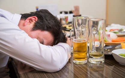 Rượu bia nguy hiểm thế nào với người lái xe?