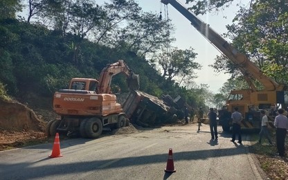 Xe tải lật nghiêng trên đèo Tằng Quái, tài xế kẹt trong cabin