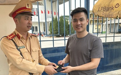Nam thanh niên bất ngờ nhận lại chiếc ví bị rơi khi qua chốt cảnh sát 141