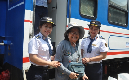 Ngày đầu khai thác đoàn tàu du lịch nối Huế - Đà Nẵng: Hành khách nói gì?