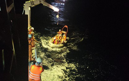 Ngư dân trôi dạt 28 giờ trên vùng biển quần đảo Hoàng Sa được đưa về đất liền