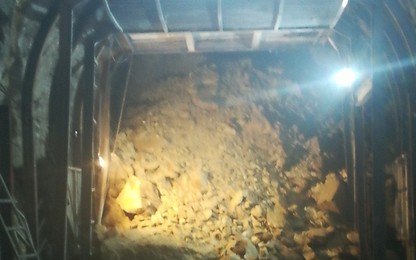 Đất đá tiếp tục đổ xuống hầm Bãi Gió, chưa thể thông tàu Thống Nhất