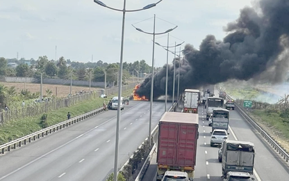 Xe khách giường nằm bốc cháy ngùn ngụt trên cao tốc TP. HCM - Trung Lương