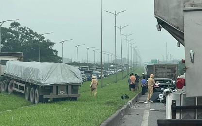 Hà Nội: TNGT liên hoàn 5 ôtô, ùn tắc giao thông cầu Phù Đổng