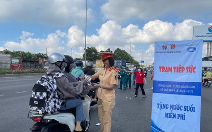 TP. HCM tặng nước suối, khăn lạnh tiếp sức cho người dân về quê dịp 30/4 và 1/5