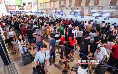 Cận cảnh ngày cao điểm nhất tại sân bay Nội Bài dịp nghỉ Lễ 30/4 - 1/5