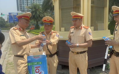 CSGT căng mình đảm bảo giao thông ngày đầu nghỉ lễ 30/4-1/5