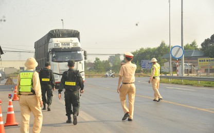CSGT hướng dẫn lái xe an toàn trên cao tốc Cam Lộ - La Sơn