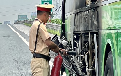 Thiếu tá CSGT nhanh trí dùng bình cứu hoả dập tắt đám cháy ôtô khách trên cao tốc