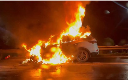 Hà Nội: Ôtô đang lưu thông bỗng dưng cháy lớn dưới mưa to