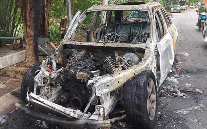 Ôtô BMW đỗ bên đường bất ngờ phát ra tiếng kêu rồi cháy trơ khung