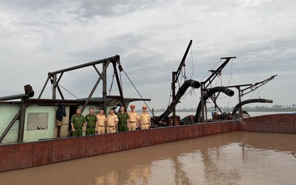 Thấy cảnh sát, tàu "cát tặc" bỏ chạy, trút cát xuống sông Hồng hủy chứng cứ