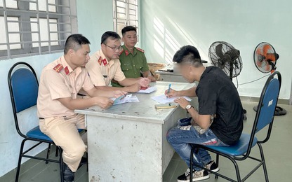 Đội CSGT An Sương (Công an TP. HCM) xử phạt người điều khiển ô tô độ đèn chiếu sáng trên QL22