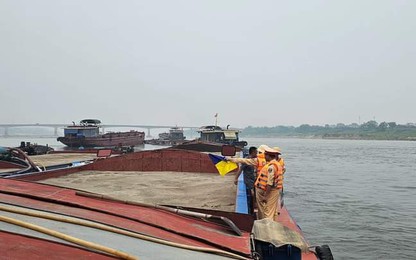 Đồng loạt kiểm tra, xử lý hàng loạt chủ bến tập kết, bốc xếp vật liệu không phép trên sông Hồng
