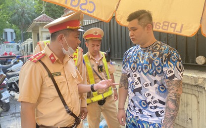 Thanh niên xăm trổ mang dao, gậy ba khúc "đi tìm đối thủ" bất ngờ gặp cảnh sát