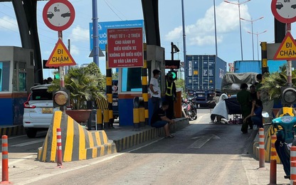 Va chạm với xe container, nhân viên trạm thu phí tử vong khi làm nhiệm vụ