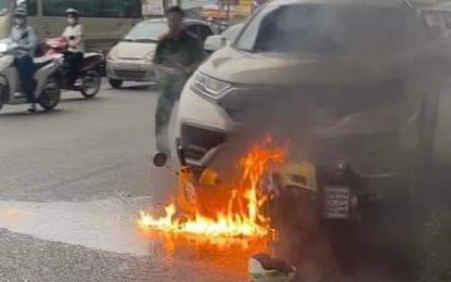 Xe máy bốc cháy dưới gầm ôtô sau va chạm