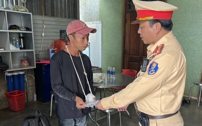 CSGT Đắk Nông giúp đỡ nam thanh niên bị gãy tay, đi bộ từ TP. Hồ Chí Minh về Đắk Lắk