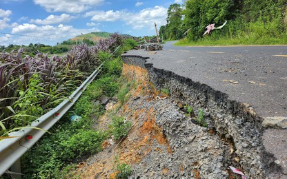 Cận cảnh tuyến Tỉnh lộ 7 ở Đắk Lắk bị sạt lở gây mất ATGT
