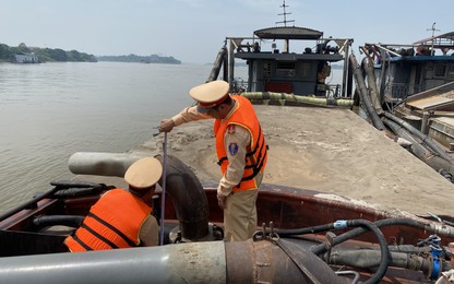 Bất ngờ nguồn gốc số cát đầy ắp trên 3 chiếc tàu đang lưu thông trên sông Hồng