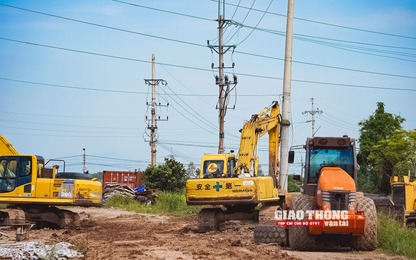 Công trường Vành đai 4 Hà Nội chằng chịt dây điện cản tiến độ thi công