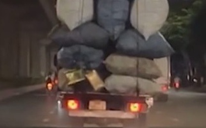 Danh tính tài xế xe tải vượt đèn đỏ, chở "núi hàng" gần chạm gầm ga tàu điện ở Hà Nội