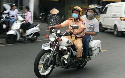 CSGT TP. HCM dùng xe đặc chủng chở thí sinh về nhà lấy giấy tờ đến điểm thi