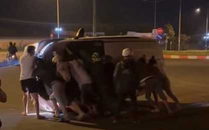 Video hiện trường ô tô tông vào vòng xuyến lật nghiêng ở Đắk Lắk, tài xế tử vong tại chỗ