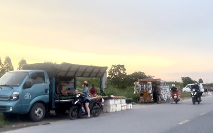 Bắc Giang: Chợ cóc “mọc” hết đường gom QL1 thuộc thị xã Việt Yên
