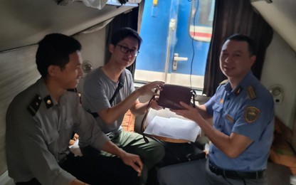 Tổ tàu SE2 trao trả tài sản có giá trị tới tận tay hành khách