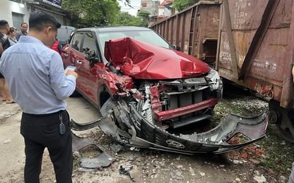 Đỗ xe cạnh đường ray, ô tô bị tàu hỏa đâm nát đầu