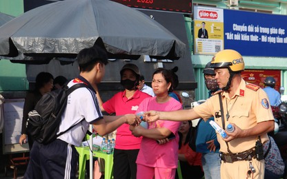 TP. HCM: CSGT tặng nước suối, bút viết, thước kẻ cho thí sinh