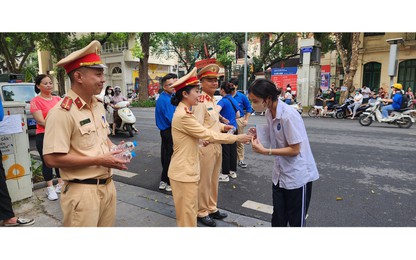 CSGT đảm bảo giao thông, phát nước miễn phí cho các em thi vào lớp 10